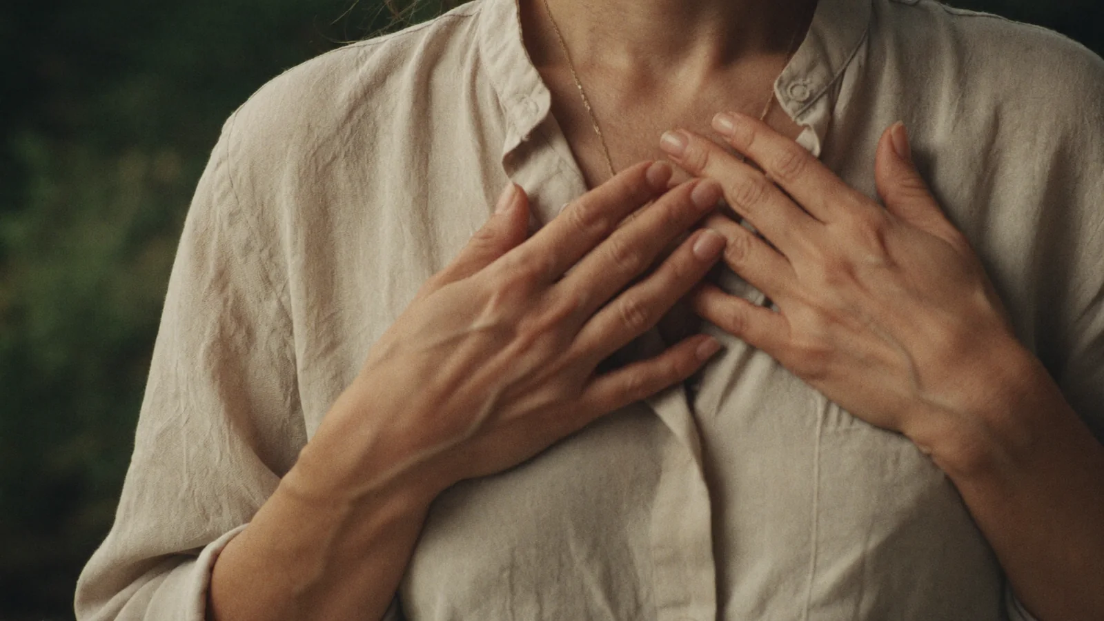 Manos sobre el pecho, en calma